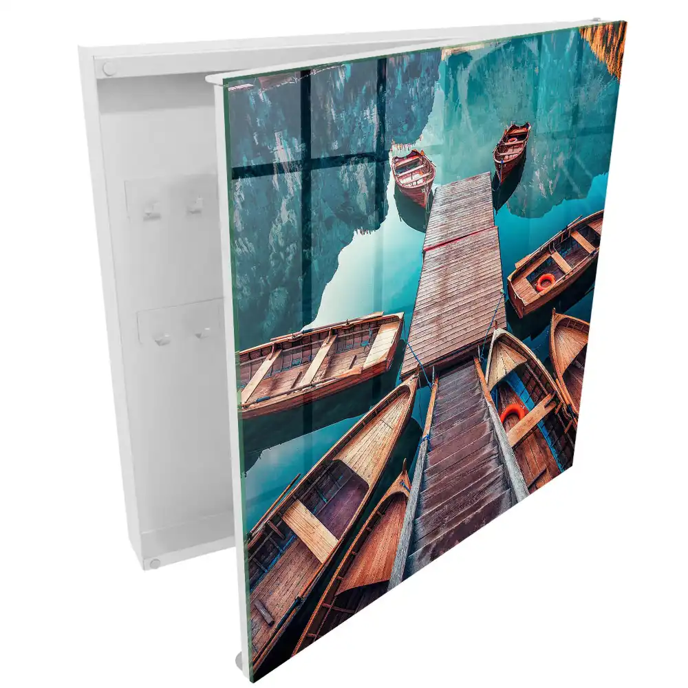 Armoire à clés jetée en bois et bateaux sur le lac