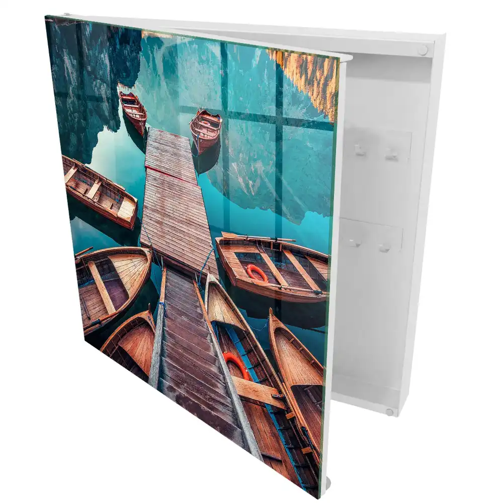 Armoire à clés jetée en bois et bateaux sur le lac