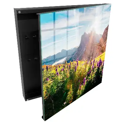 Boîte à clés paysage de montagne avec des fleurs et du soleil