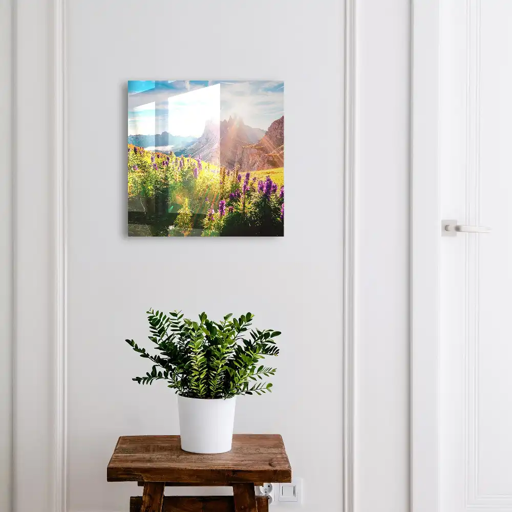 Boîte à clés paysage de montagne avec des fleurs et du soleil