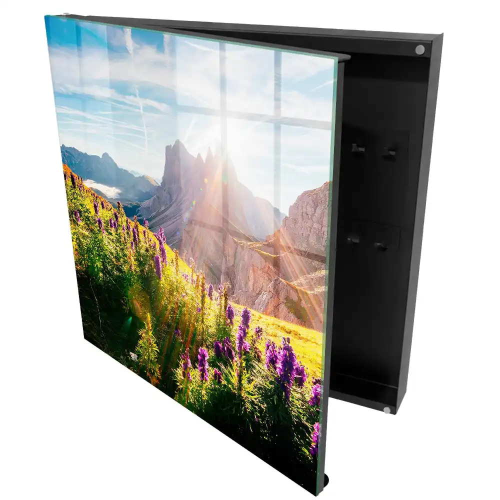 Boîte à clés paysage de montagne avec des fleurs et du soleil