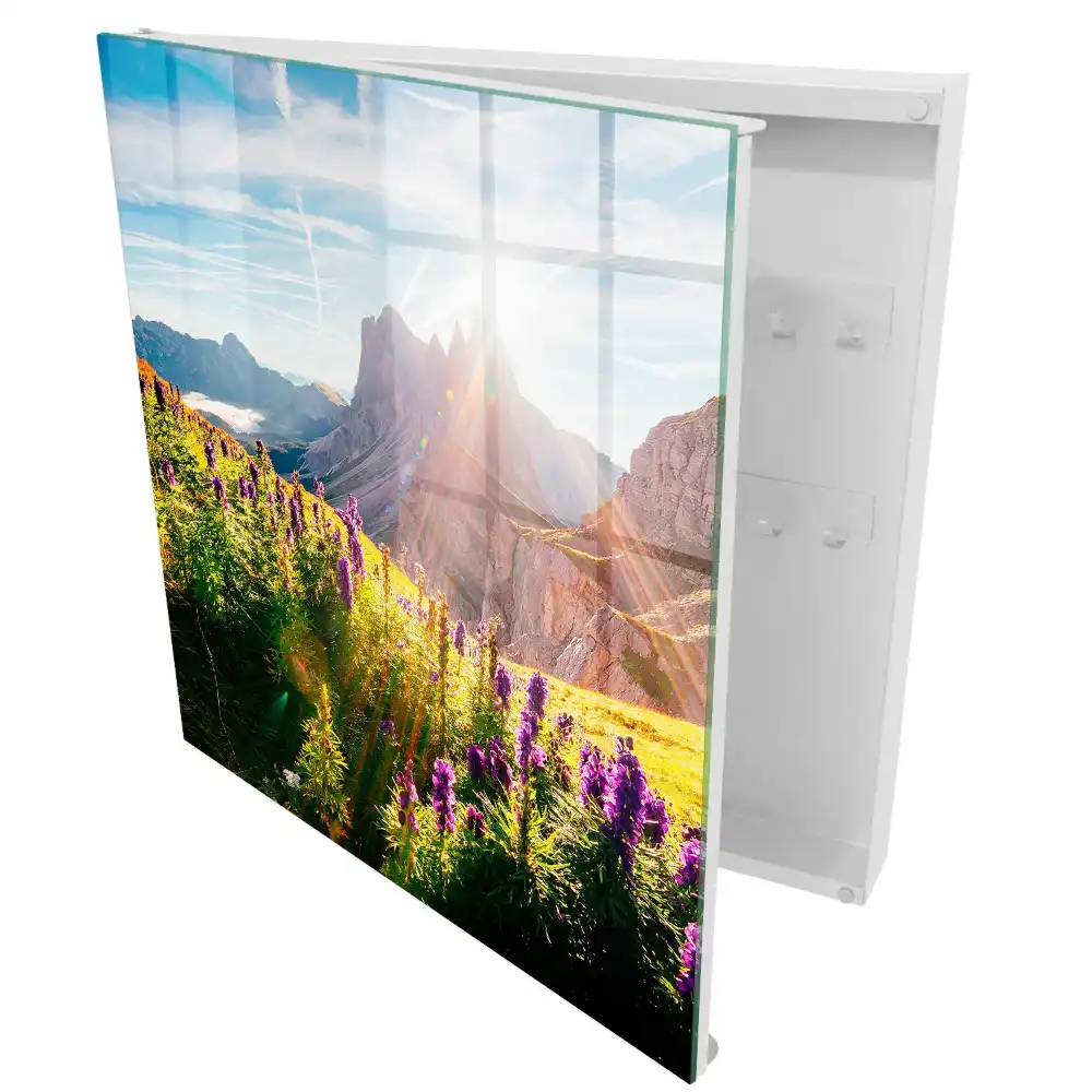 Boîte à clés paysage de montagne avec des fleurs et du soleil