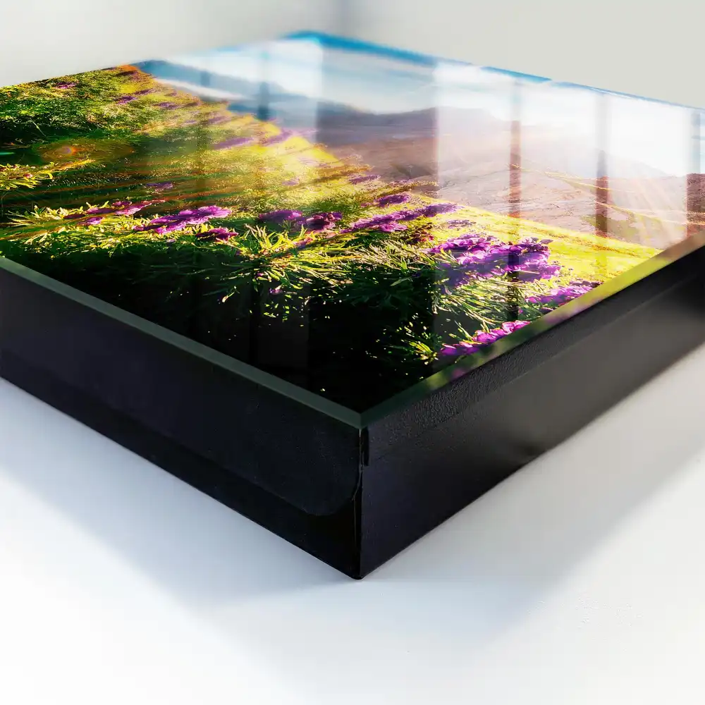 Boîte à clés paysage de montagne avec des fleurs et du soleil