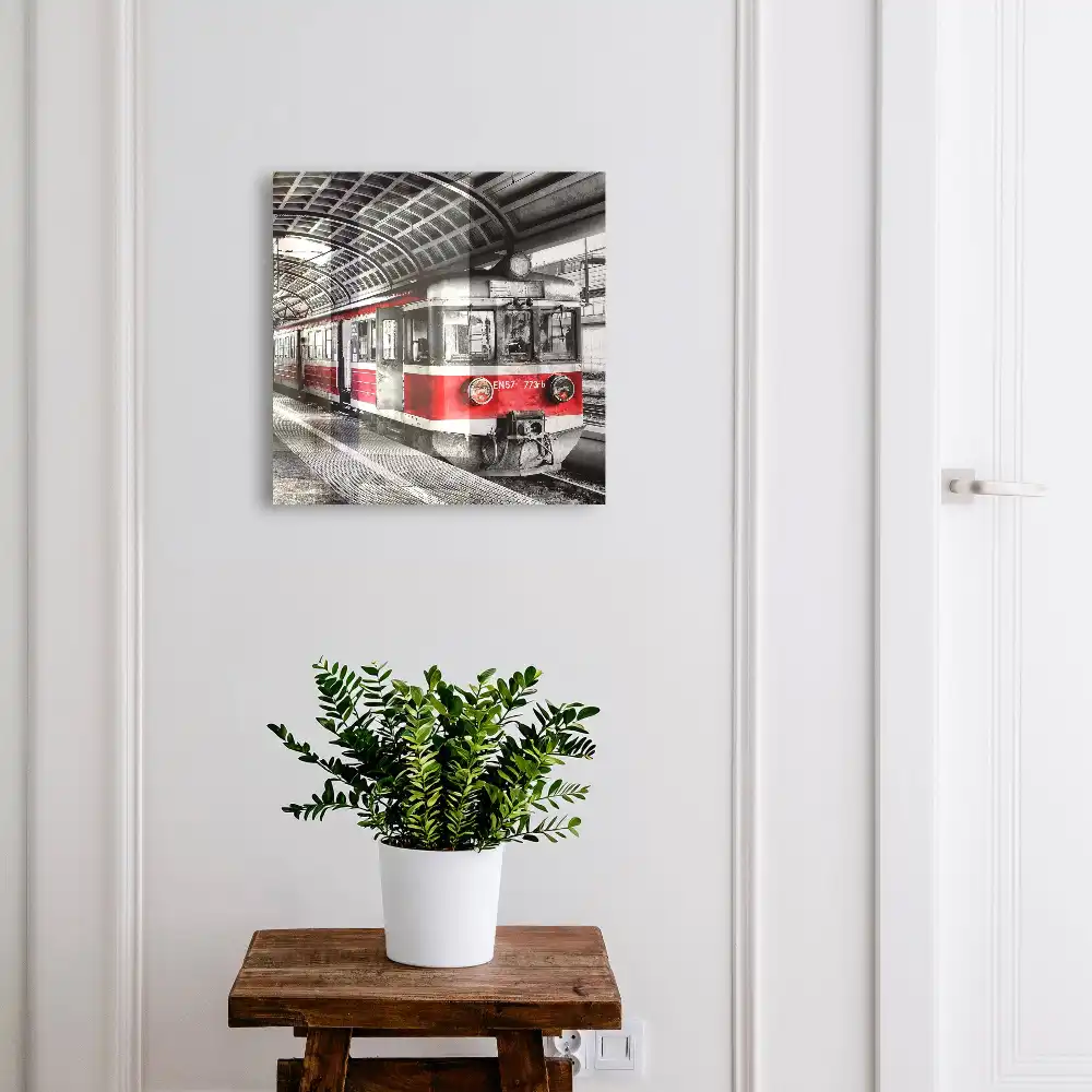 Armoire à clés un train se détachant sur fond d'architecture élégante