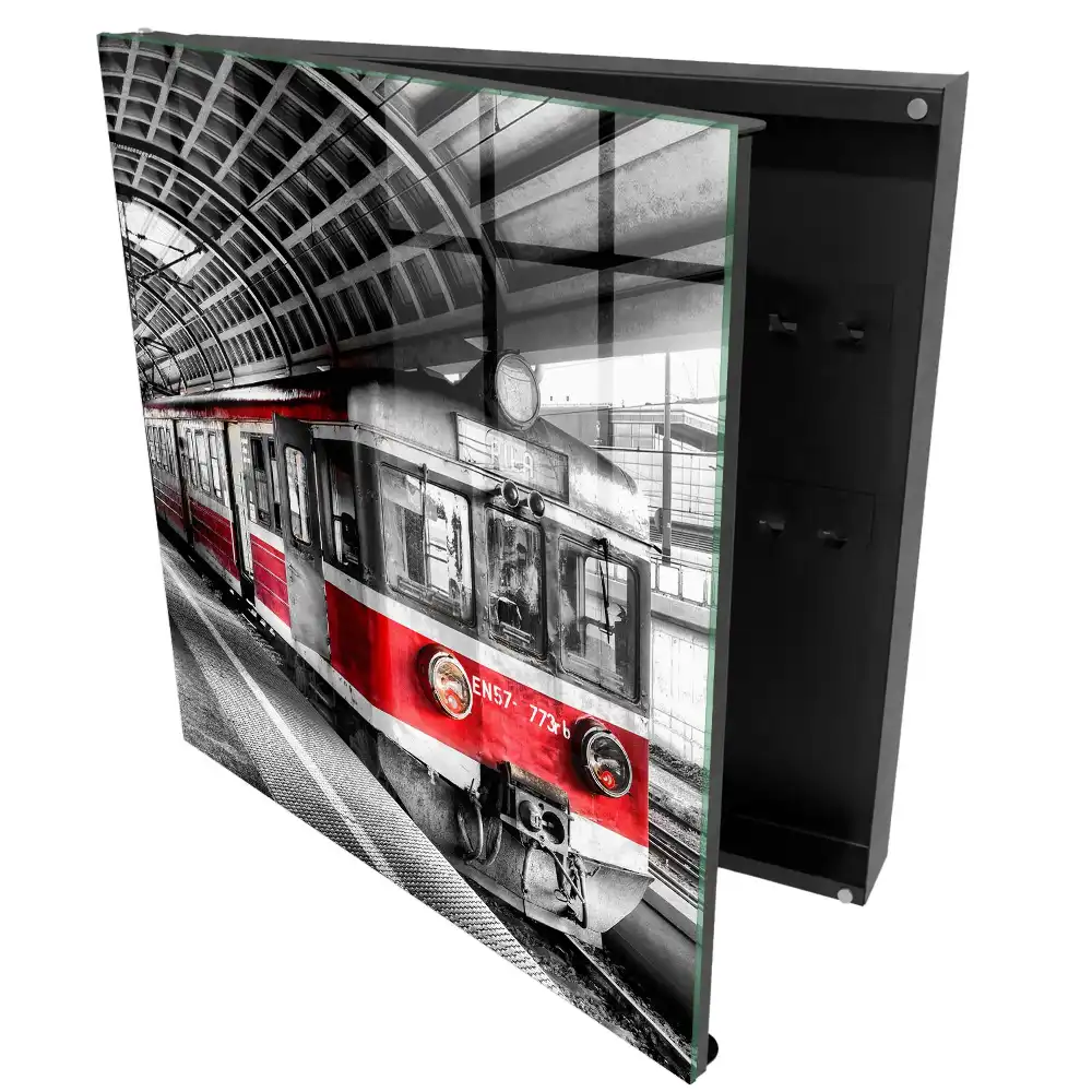 Armoire à clés un train se détachant sur fond d'architecture élégante