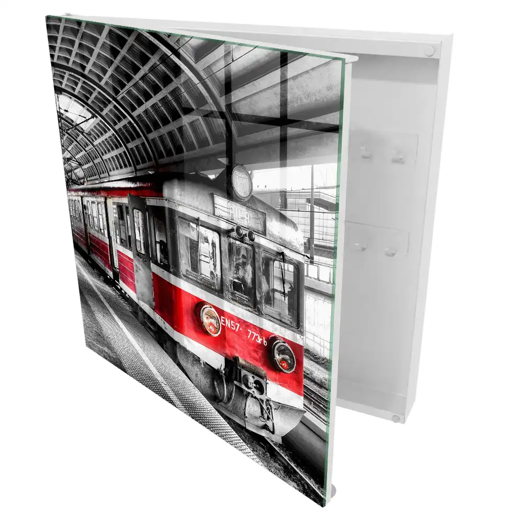 Armoire à clés un train se détachant sur fond d'architecture élégante