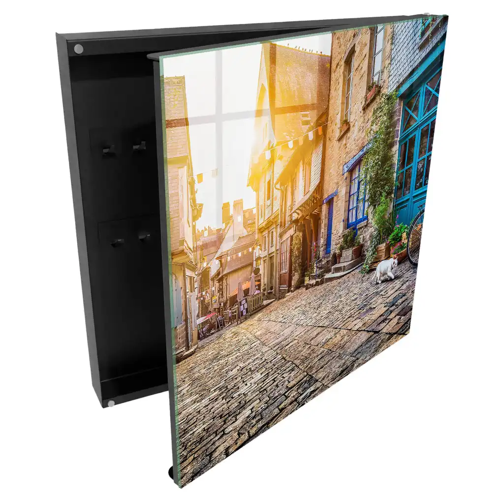 Armoire à clés rue pavée sous le soleil
