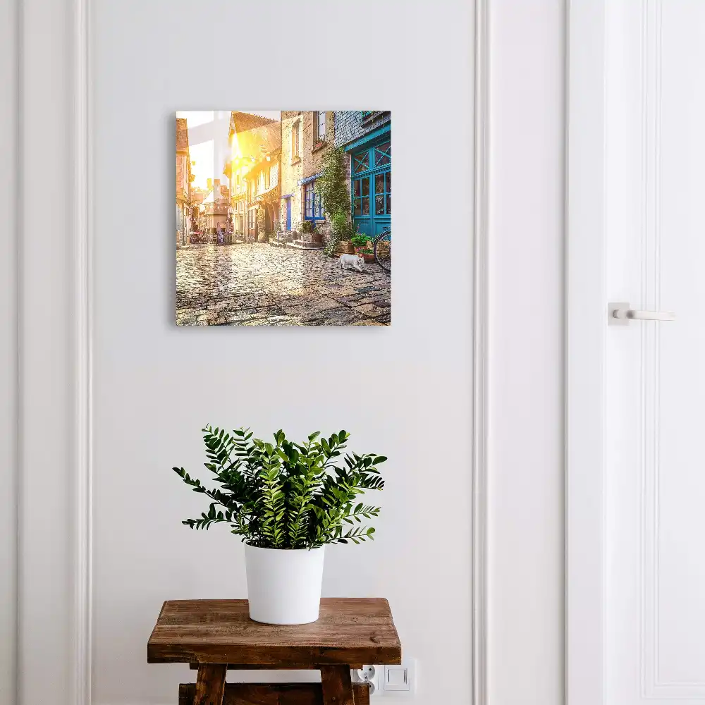 Armoire à clés rue pavée sous le soleil