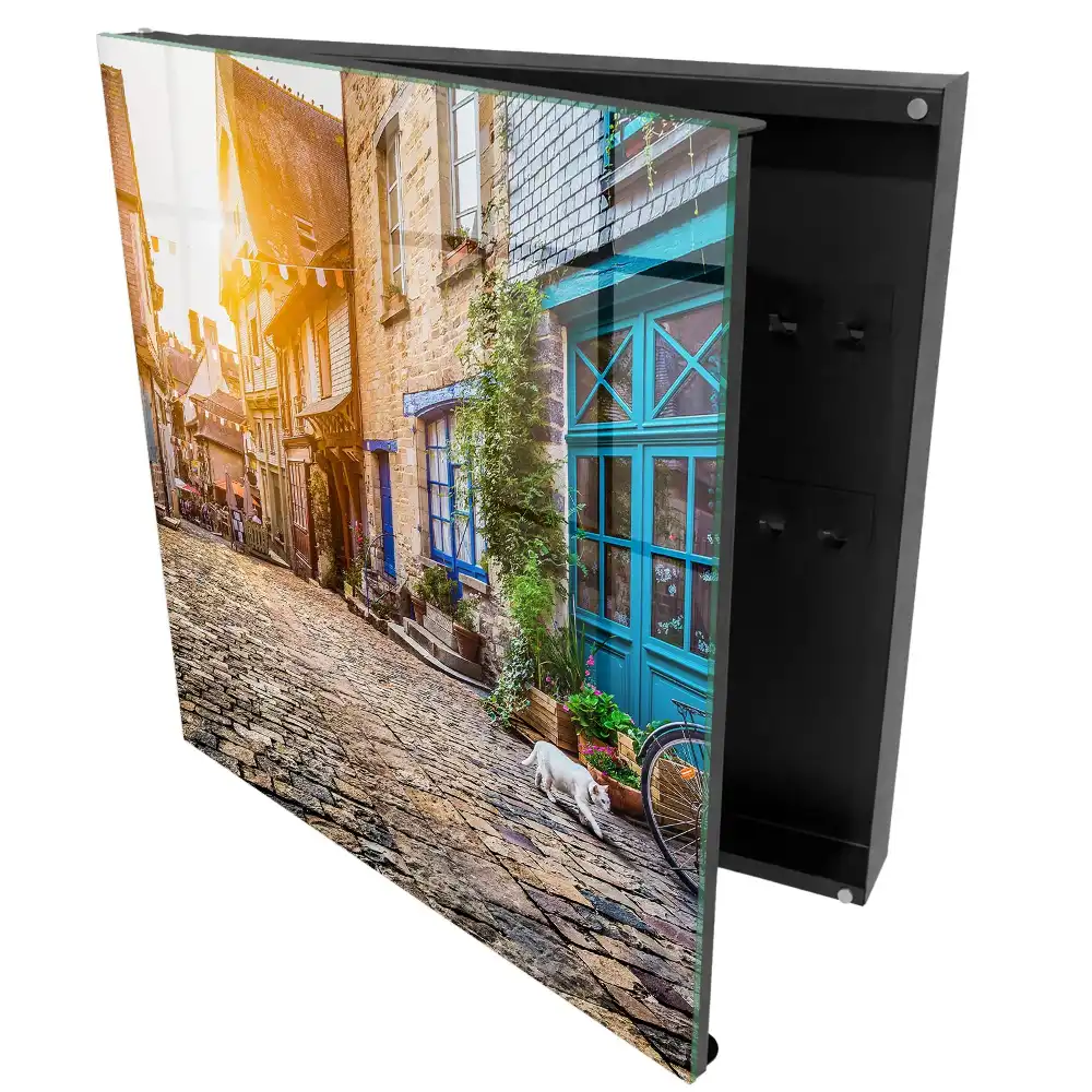 Armoire à clés rue pavée sous le soleil