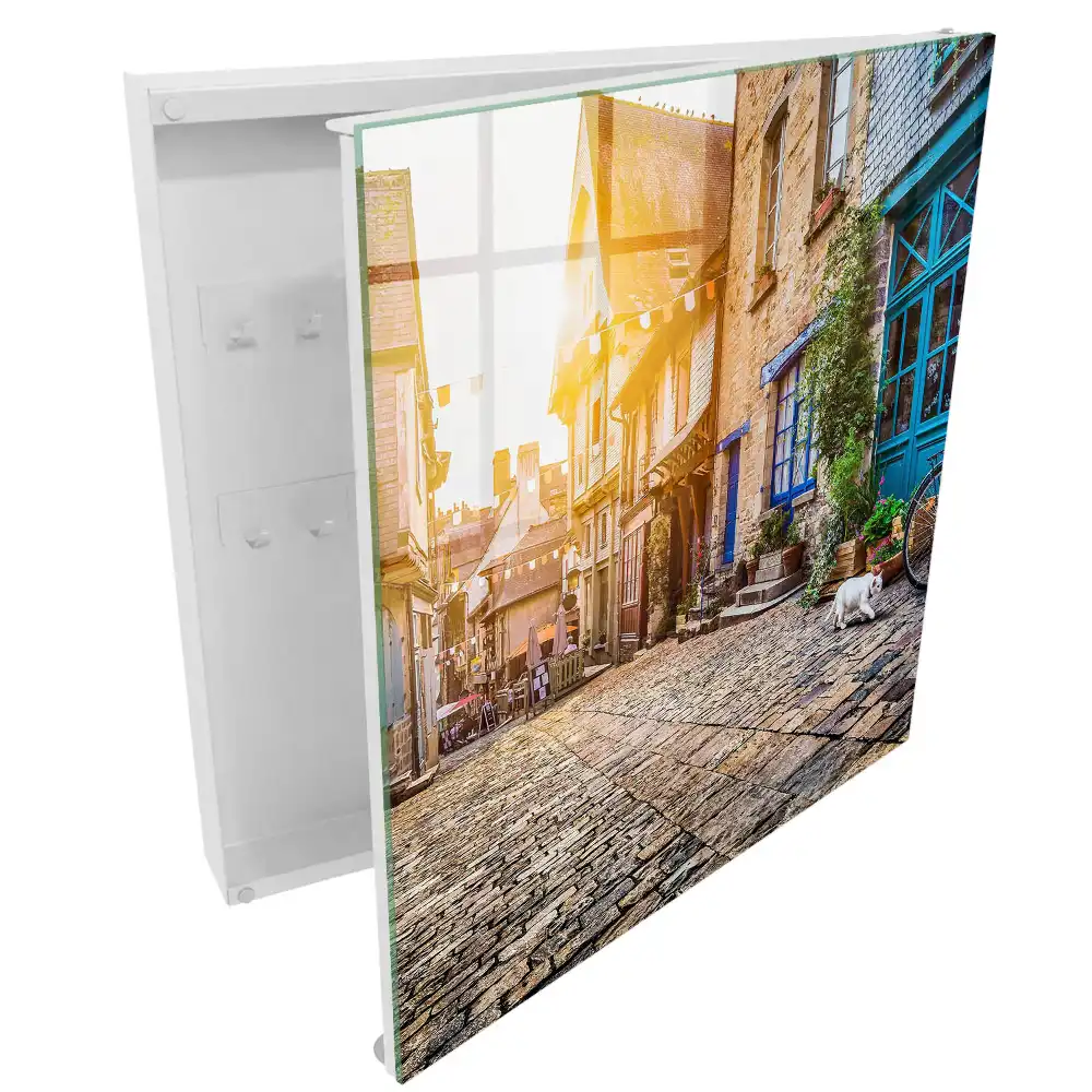 Armoire à clés rue pavée sous le soleil