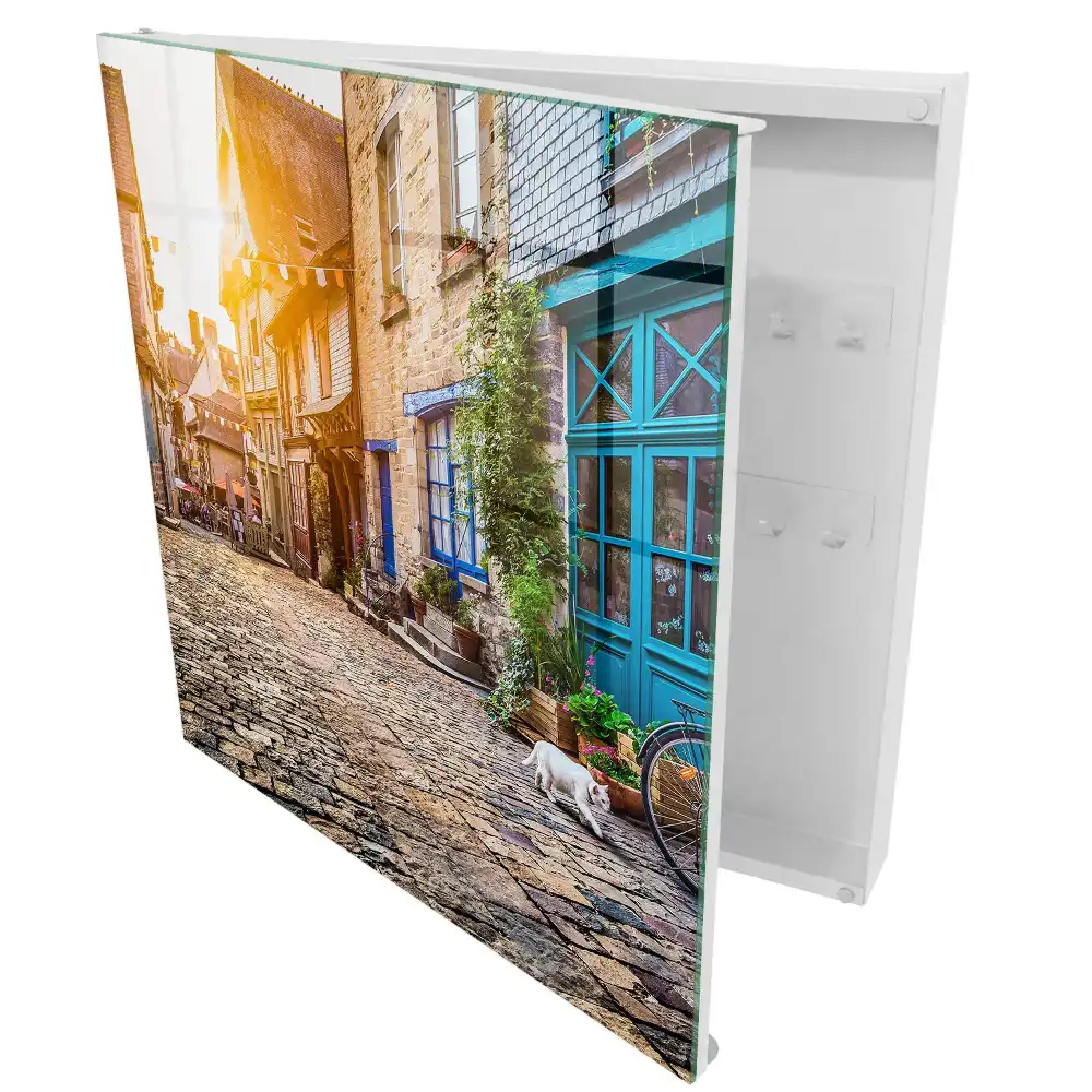 Armoire à clés rue pavée sous le soleil