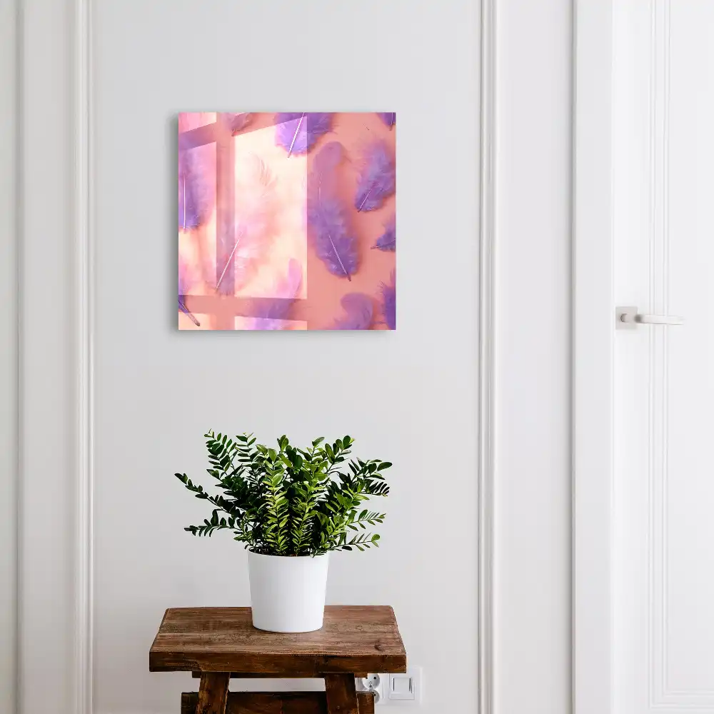 Boîte à clés plumes délicates sur un fond rose