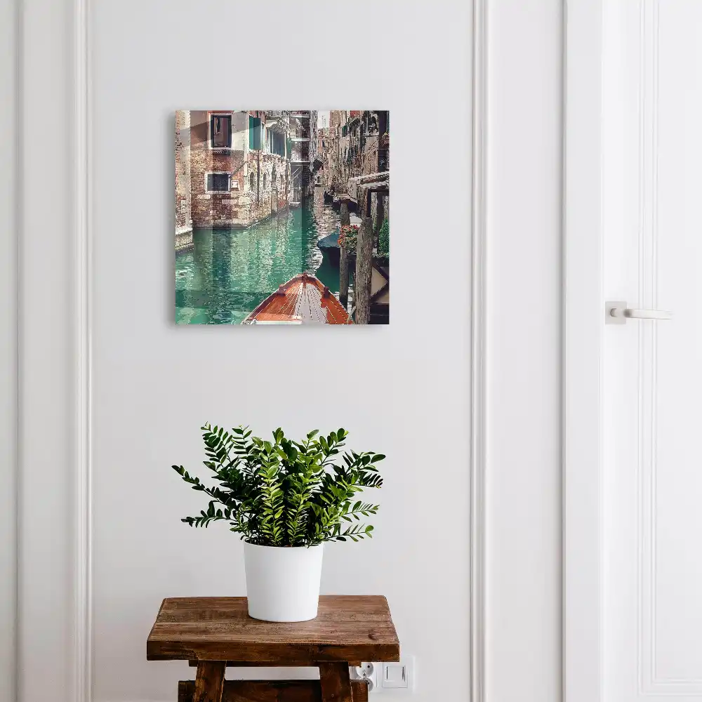 Armoire à clés un canal entouré de charmants bâtiments