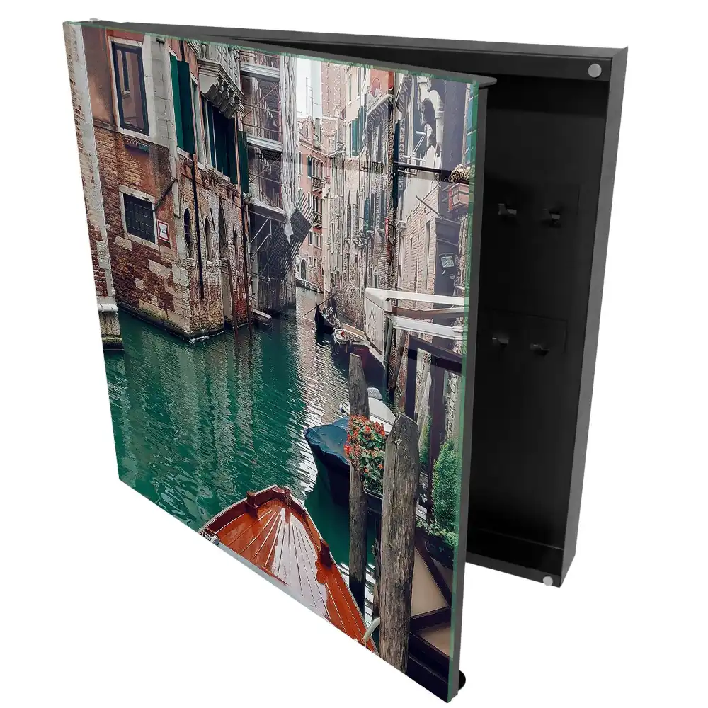 Armoire à clés un canal entouré de charmants bâtiments