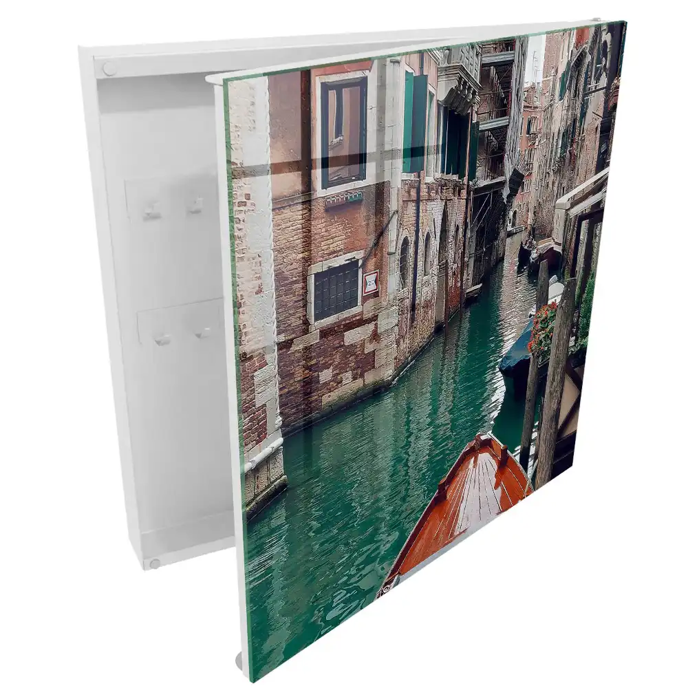 Armoire à clés un canal entouré de charmants bâtiments