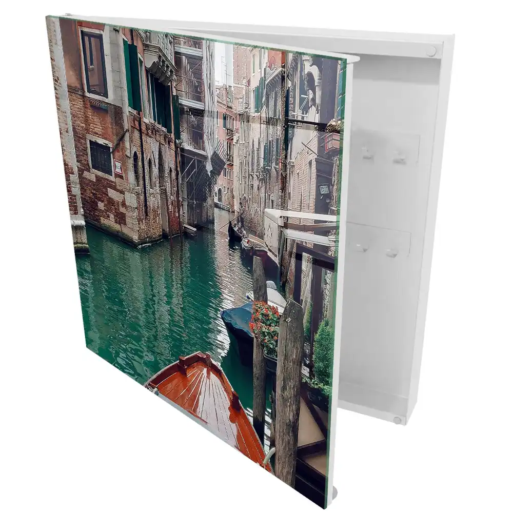 Armoire à clés un canal entouré de charmants bâtiments