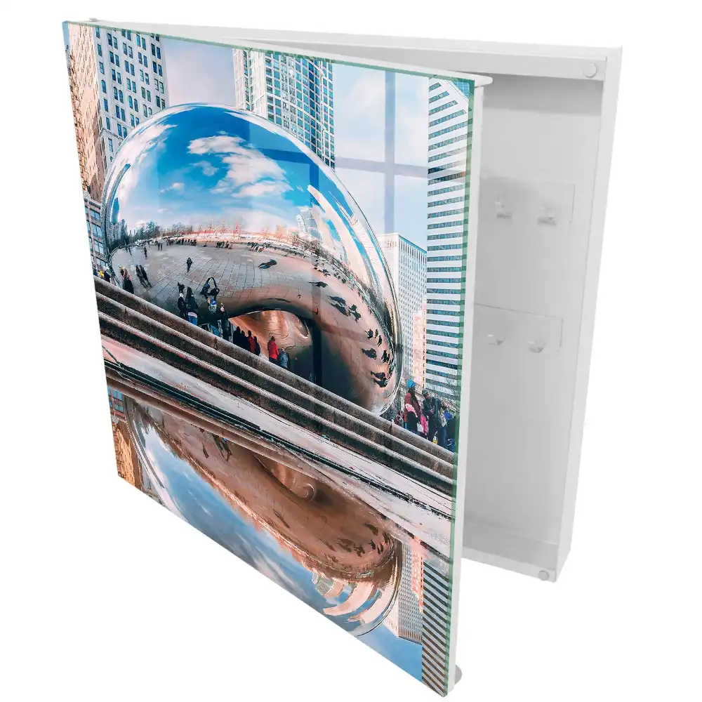 Boîte à clés une sculpture urbaine en miroir reflétant la ville