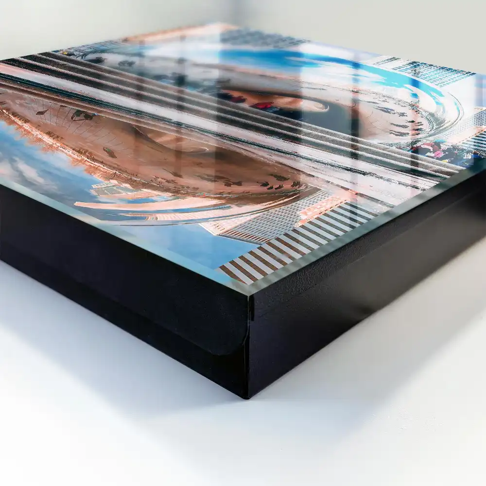 Boîte à clés une sculpture urbaine en miroir reflétant la ville