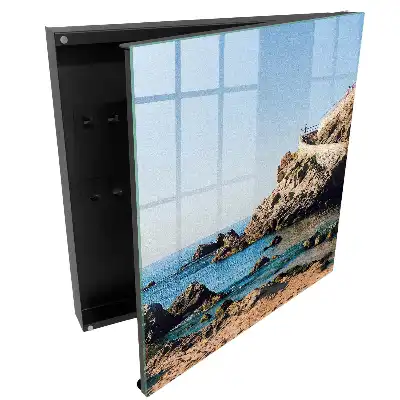 Boîte à clés côte rocheuse et mer bleue