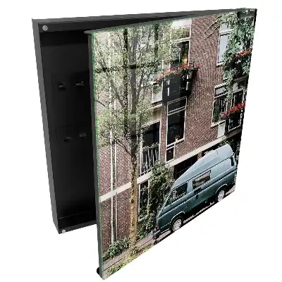 Armoire à clés bâtiments en briques plantes vertes fourgonnette bleue