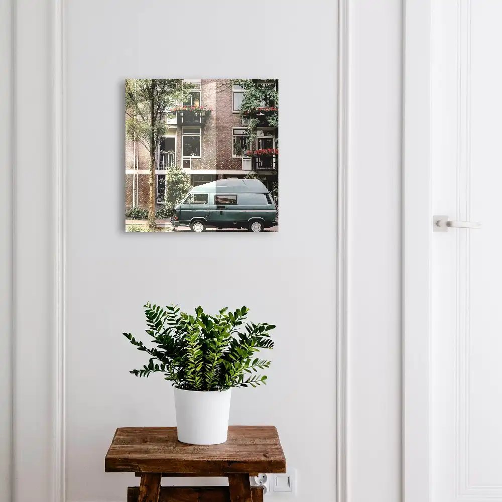 Armoire à clés bâtiments en briques plantes vertes fourgonnette bleue