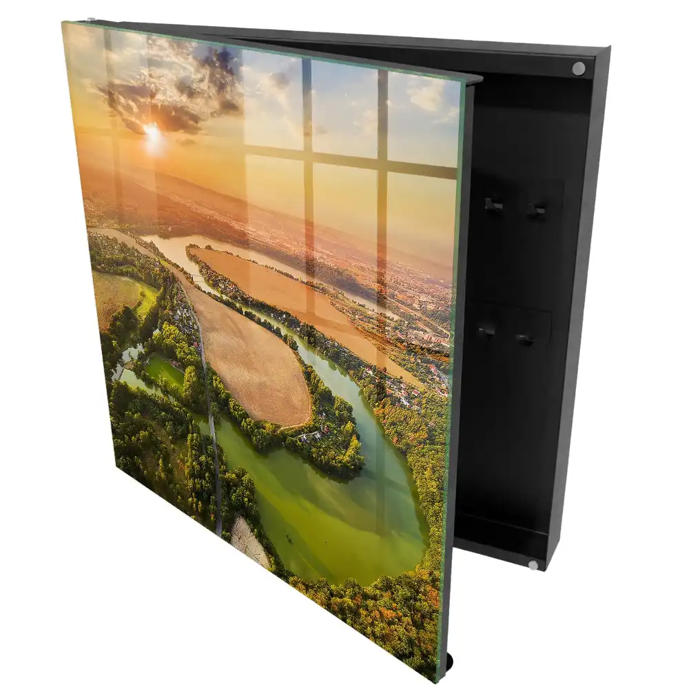 Boîte à clés rivière et champs dans la lumière du coucher de soleil