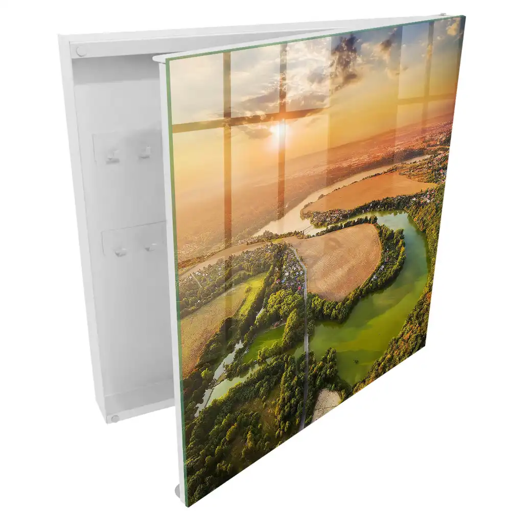 Boîte à clés rivière et champs dans la lumière du coucher de soleil