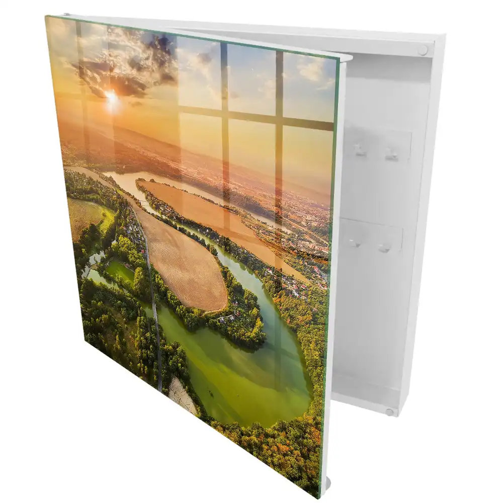 Boîte à clés rivière et champs dans la lumière du coucher de soleil
