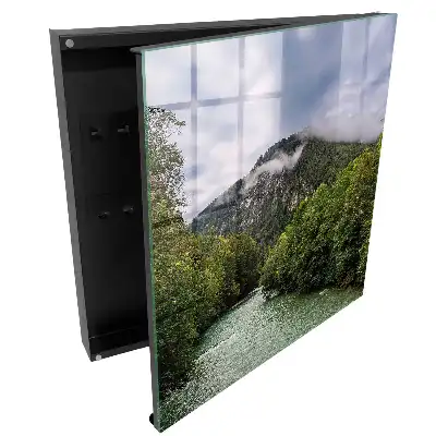 Boîte à clés paysage montagneux avec une rivière et une forêt