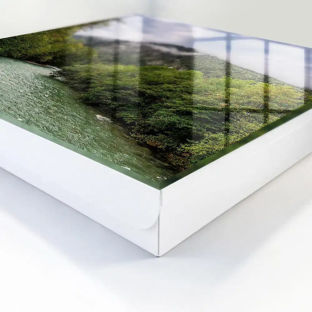 Boîte à clés paysage montagneux avec une rivière et une forêt