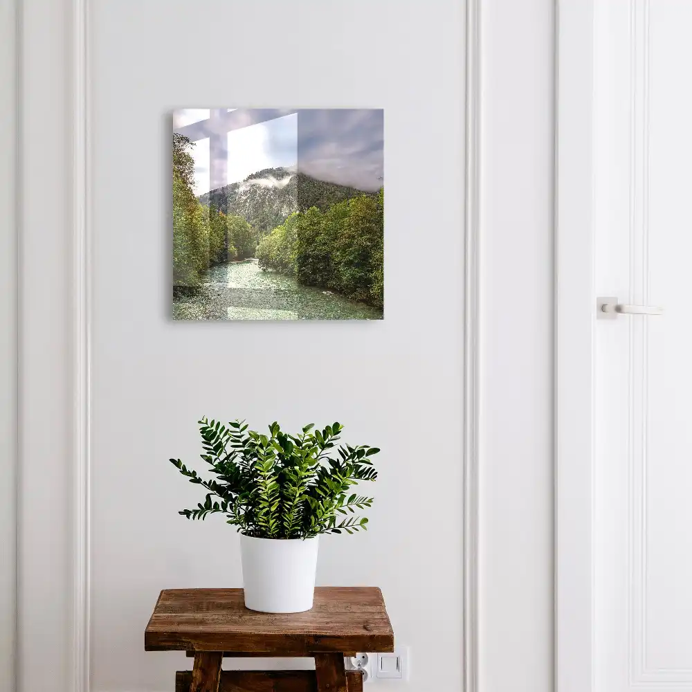 Boîte à clés paysage montagneux avec une rivière et une forêt