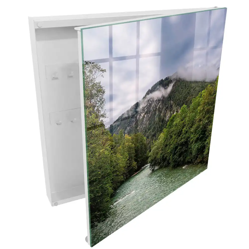 Boîte à clés paysage montagneux avec une rivière et une forêt