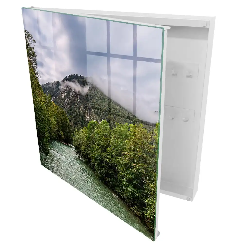 Boîte à clés paysage montagneux avec une rivière et une forêt