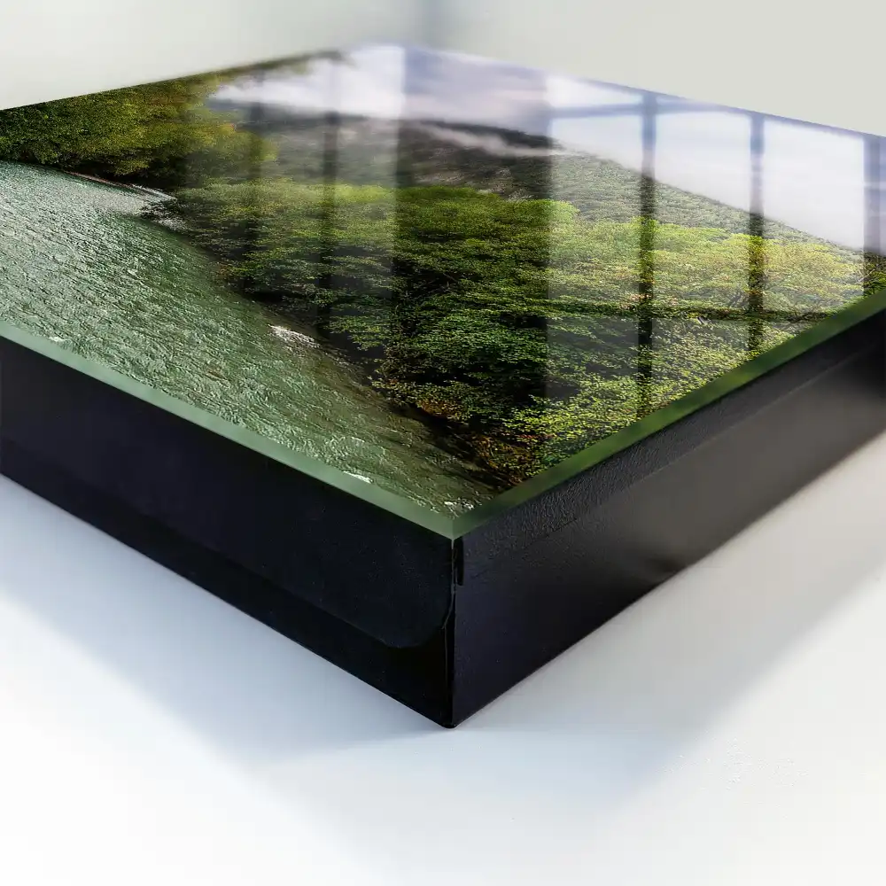 Boîte à clés paysage montagneux avec une rivière et une forêt