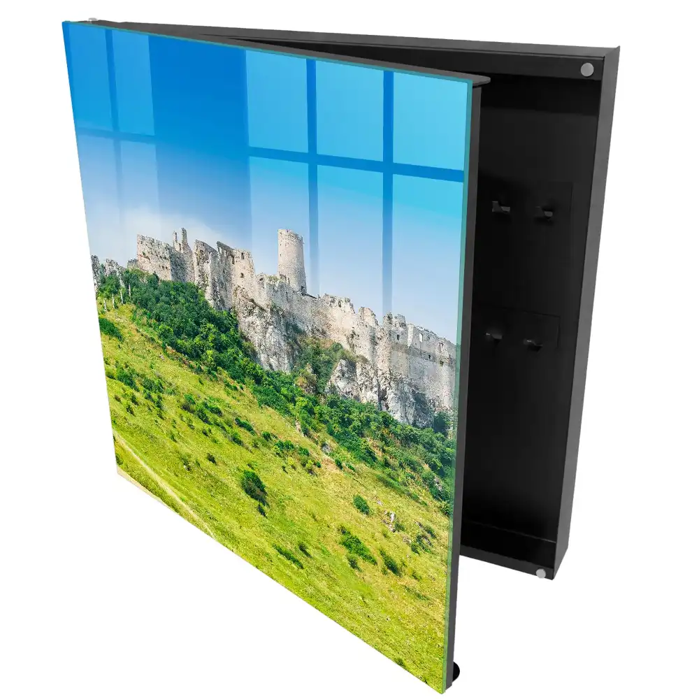 Armoire à clés un château sur une colline sous un ciel bleu