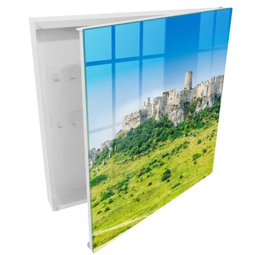 Armoire à clés un château sur une colline sous un ciel bleu
