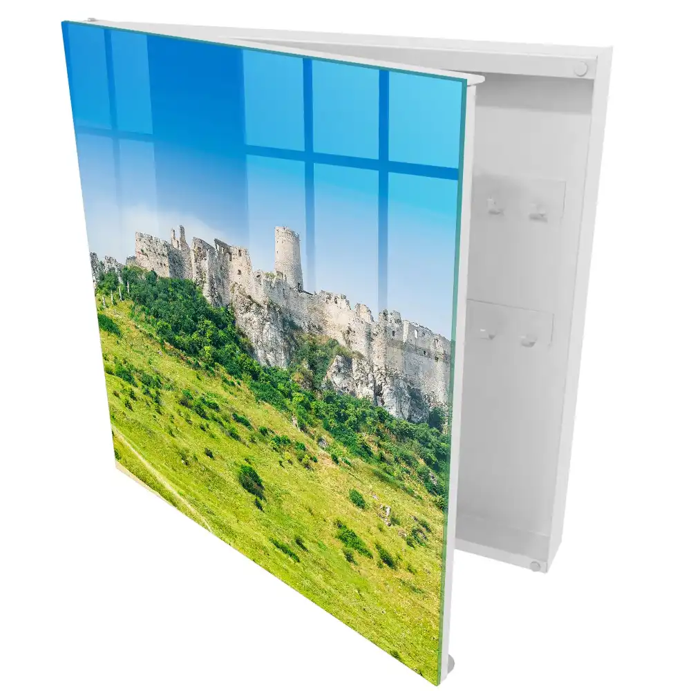 Armoire à clés un château sur une colline sous un ciel bleu