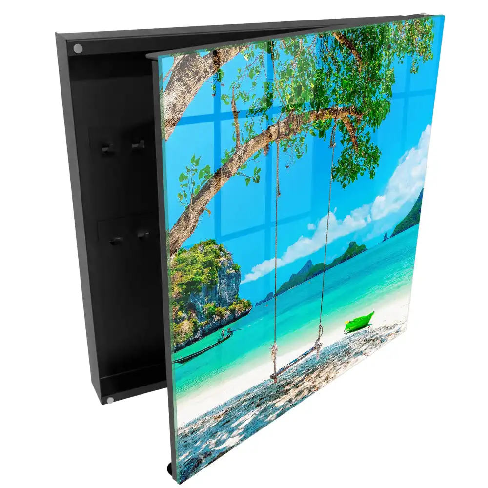 Boîte à clés se balancer au-dessus de la baie turquoise de la mer et de la verdure