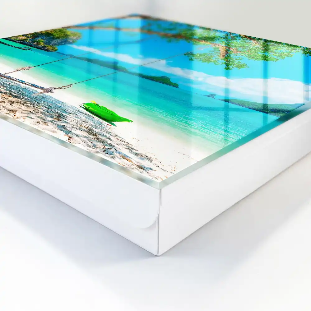 Boîte à clés se balancer au-dessus de la baie turquoise de la mer et de la verdure