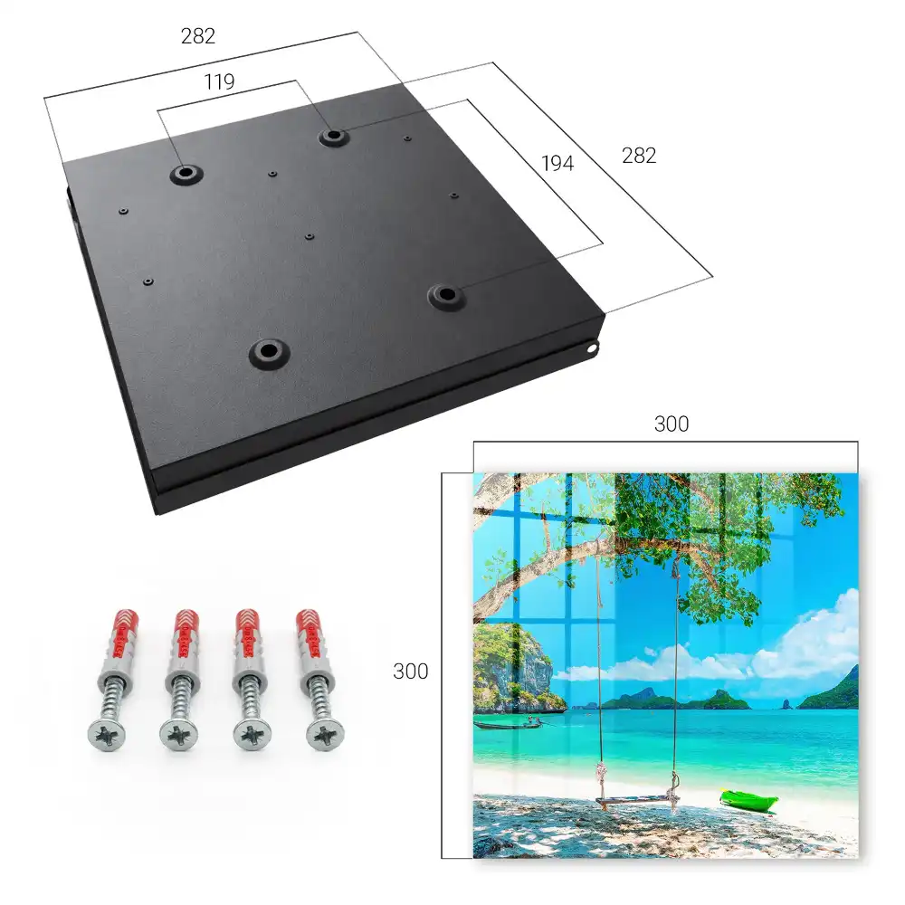 Boîte à clés se balancer au-dessus de la baie turquoise de la mer et de la verdure