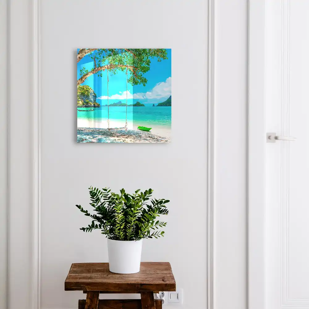 Boîte à clés se balancer au-dessus de la baie turquoise de la mer et de la verdure