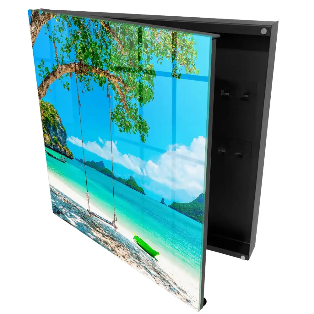 Boîte à clés se balancer au-dessus de la baie turquoise de la mer et de la verdure