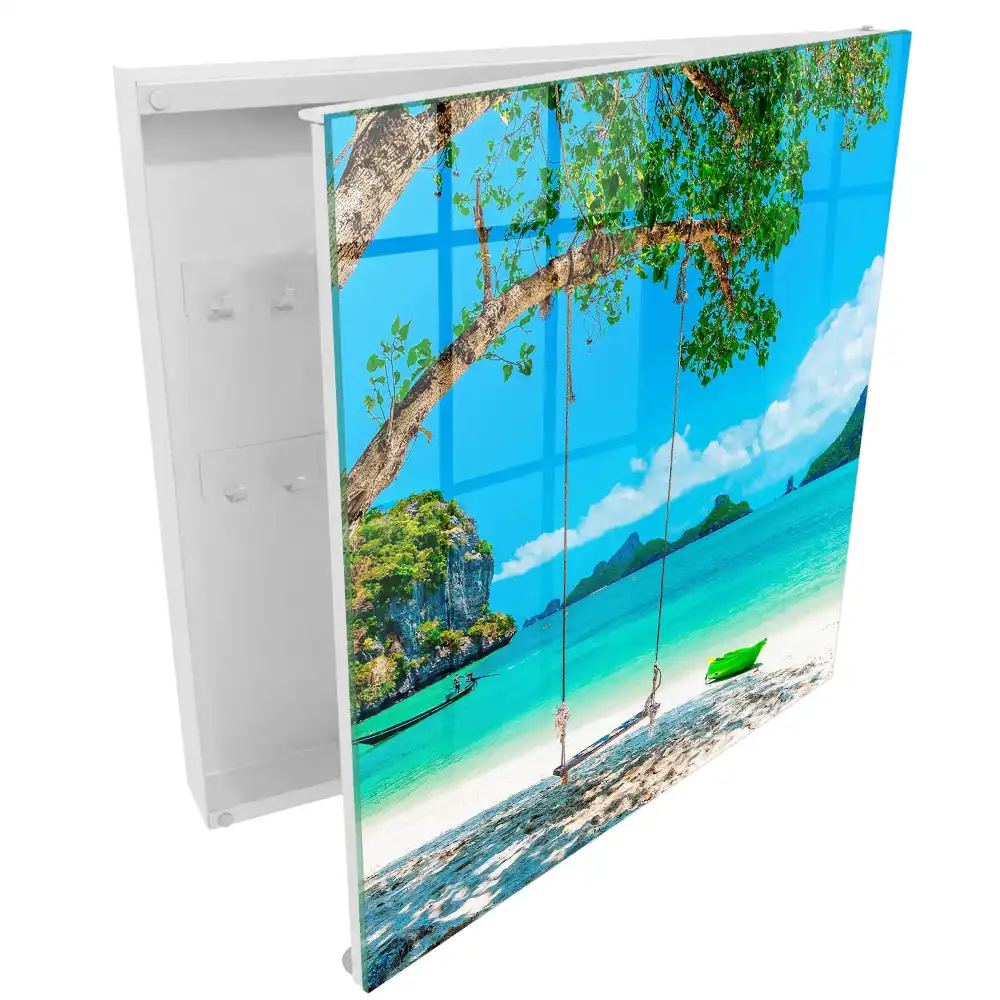 Boîte à clés se balancer au-dessus de la baie turquoise de la mer et de la verdure