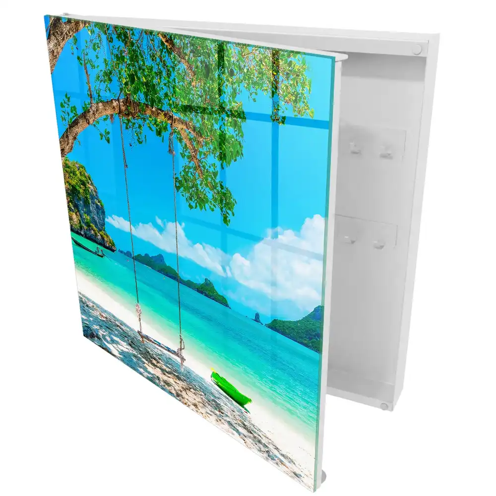 Boîte à clés se balancer au-dessus de la baie turquoise de la mer et de la verdure