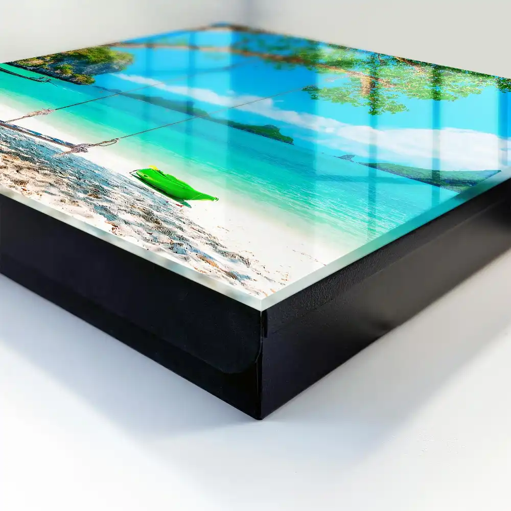 Boîte à clés se balancer au-dessus de la baie turquoise de la mer et de la verdure