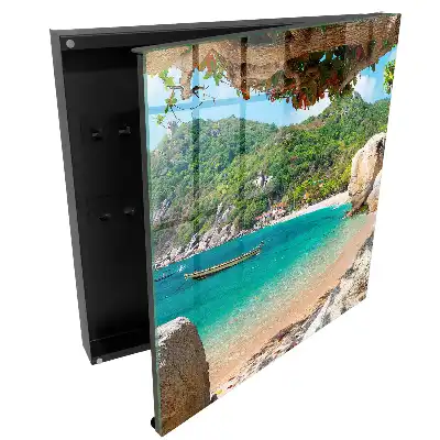Armoire à clés une plage avec un bateau au milieu de collines verdoyantes