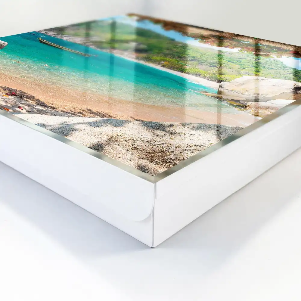 Armoire à clés une plage avec un bateau au milieu de collines verdoyantes