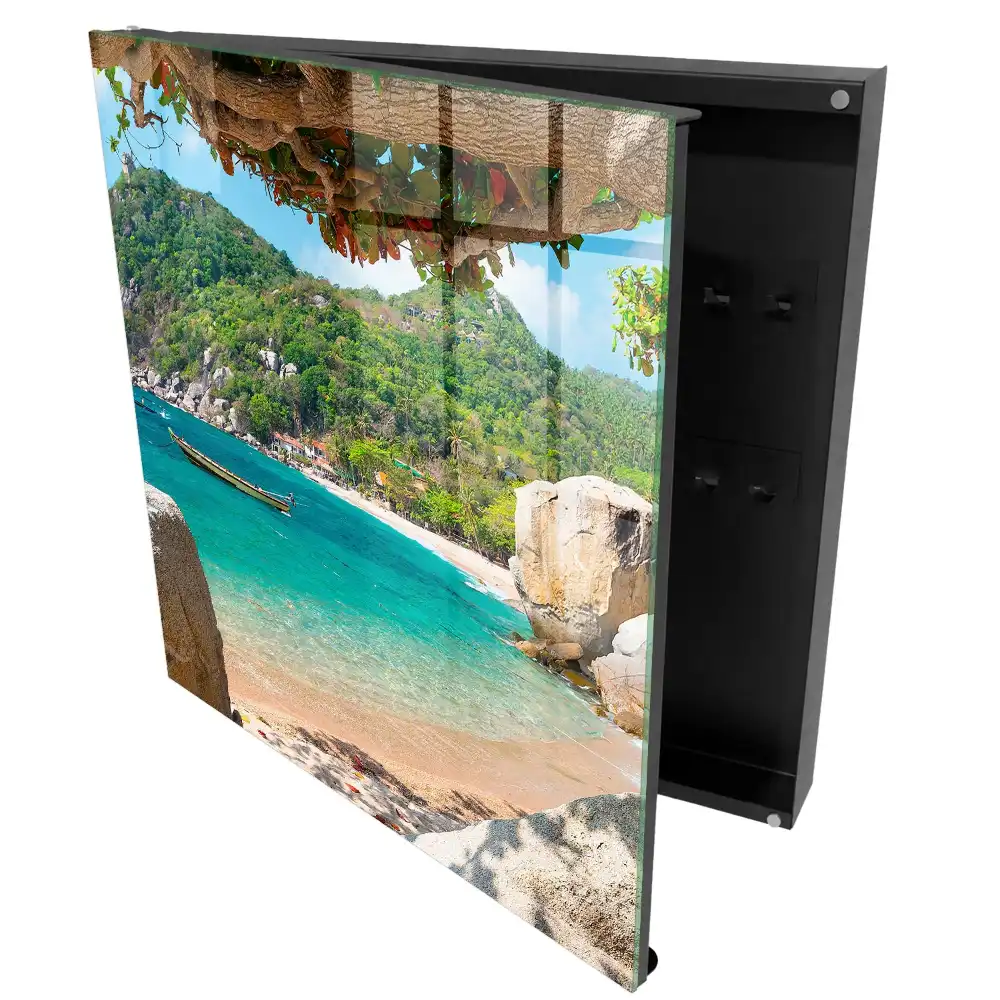 Armoire à clés une plage avec un bateau au milieu de collines verdoyantes