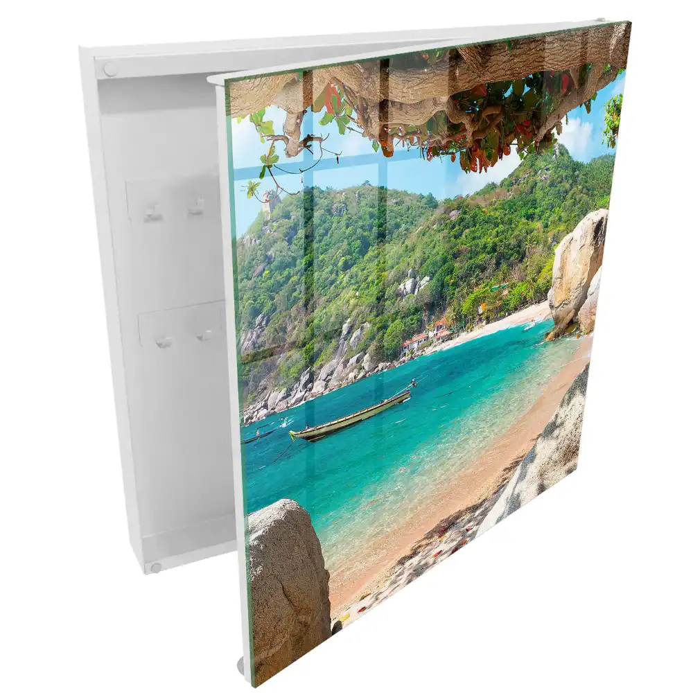 Armoire à clés une plage avec un bateau au milieu de collines verdoyantes