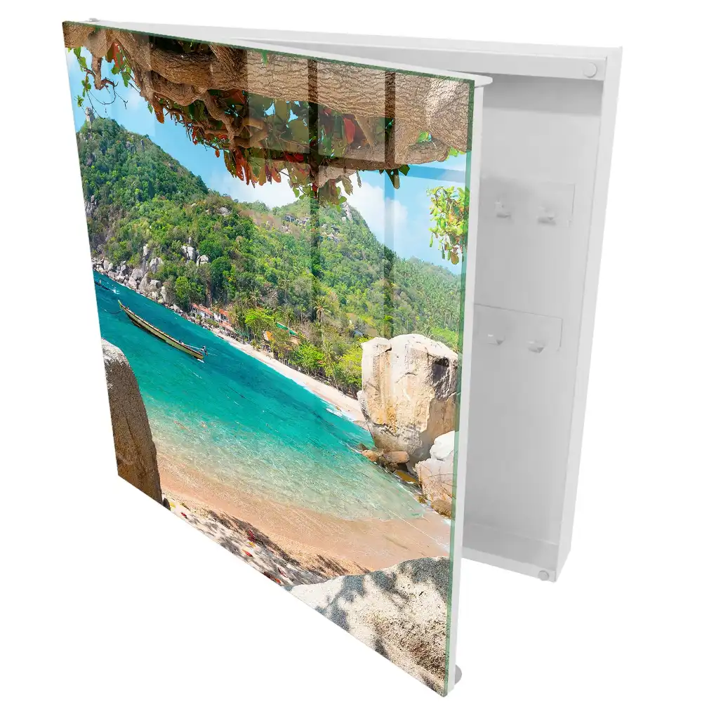 Armoire à clés une plage avec un bateau au milieu de collines verdoyantes
